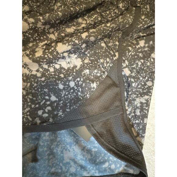 NWT Under Armor M Women’s “Fly-By” printed fitness shorts attached undergarment - Picture 12 of 13